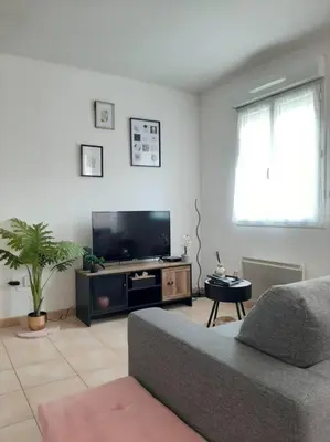Télévision ou salle de divertissement dans l'établissement Proche aéroport à pied, Le Rêve Rose.