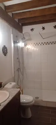 Salle de bains dans l'établissement Moulin de la Génetée