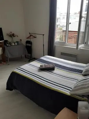 Un ou plusieurs lits dans un hébergement de l'établissement Chez Vincent, Chambre double, environ 10m2, avec accès privé, une salle de bain équipée, très bon emplacement dans Dieppe, au calme, avec Parking Gratuit et Clôturé, terrasse et grand jardin, Animaux admis, Attention pas de cuisine