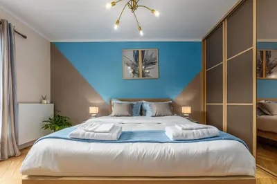 Un ou plusieurs lits dans un hébergement de l'établissement SUITE ET CHAMBRES COSY CHEZ A&M -ELEGANT HOME, CALME, CAMPAGNE, PARKING gratuit