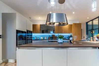 Cuisine ou kitchenette dans l'établissement SUITE ET CHAMBRES COSY CHEZ A&M -ELEGANT HOME, CALME, CAMPAGNE, PARKING gratuit