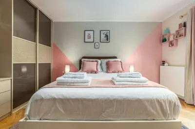 Un ou plusieurs lits dans un hébergement de l'établissement SUITE ET CHAMBRES COSY CHEZ A&M -ELEGANT HOME, CALME, CAMPAGNE, PARKING gratuit