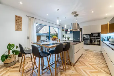 Cuisine ou kitchenette dans l'établissement SUITE ET CHAMBRES COSY CHEZ A&M -ELEGANT HOME, CALME, CAMPAGNE, PARKING gratuit