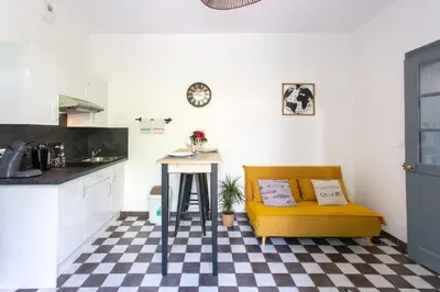 Cuisine ou kitchenette dans l'établissement T2 Hyper Centre Avec *Parking Privé Et Canal Plus*