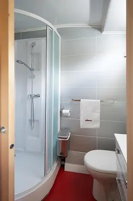 Salle de bains dans l'établissement Péniche Daphné's
