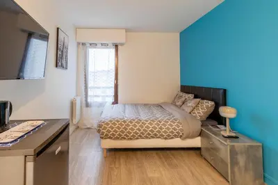 Télévision ou salle de divertissement dans l'établissement Le Beau Refuge Parisien de Cergy - Parisian modern flat at Cergy