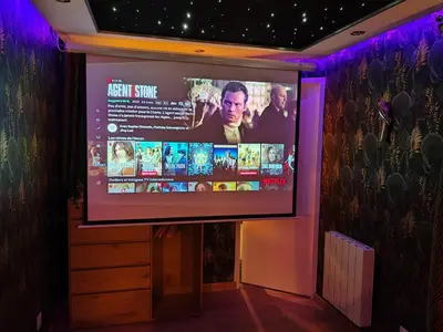 Télévision ou salle de divertissement dans l'établissement Le Quai Amiénois - Romance Tropicale - SPA Romantique