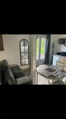 Coin salon dans l'établissement Studio « Bâbord » Le Tréport - vue mer & falaises