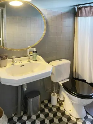 Salle de bains dans l'établissement La Maison des Rues Pavées avec jardin by La Boîte En Plus