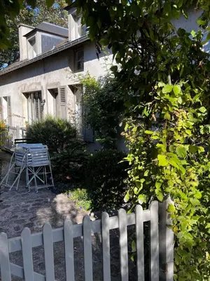 Jardin de l'établissement La Maison des Rues Pavées avec jardin by La Boîte En Plus