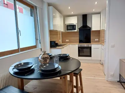 Cuisine ou kitchenette dans l'établissement Élégant, spacieux, 2 couchages, proche centre