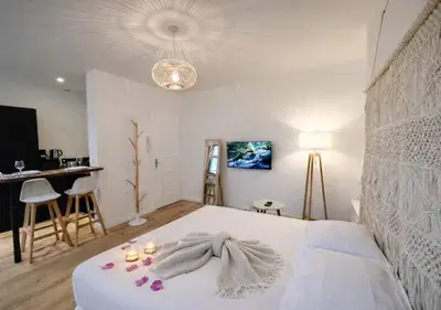 Un ou plusieurs lits dans un hébergement de l'établissement Spacious & Luxuary Studio
