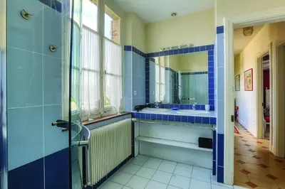 Salle de bains dans l'établissement La Goupillère - Ancienne école totalement rénovée