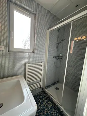 Salle de bains dans l'établissement Rouen ECO LODGES maison entière avec terrasse dans jardin potager piscine parking