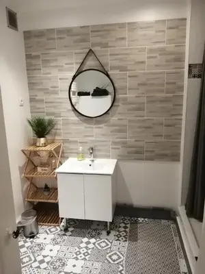 Salle de bains dans l'établissement Maison Diana à 400 mètres à pieds de l'aéroport