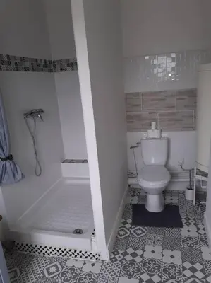 Salle de bains dans l'établissement Maison Diana à 400 mètres à pieds de l'aéroport