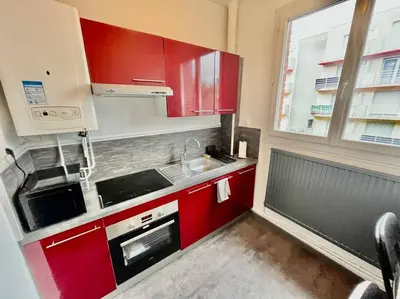 Cuisine ou kitchenette dans l'établissement Le Lovely avec parking
