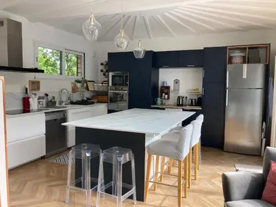 Cuisine ou kitchenette dans l'établissement villa 7 chambres piscine 35 mn Paris