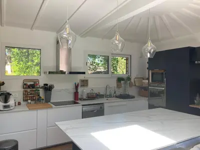 Cuisine ou kitchenette dans l'établissement villa 7 chambres piscine 35 mn Paris