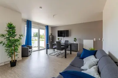 Télévision ou salle de divertissement dans l'établissement Appartement du Blanchet très agréable