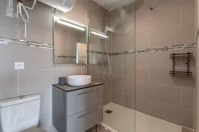 Salle de bains dans l'établissement La Côte Verte Studio charme