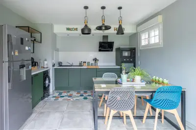 Cuisine ou kitchenette dans l'établissement Les 3 Hirondelles - Maison avec grand jardin