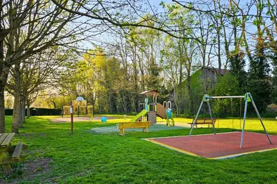 Aire de jeux pour enfants de l'établissement Les Gîtes de Pronleroy l Gîte Rural 27 Couchages et SPA En Picardie