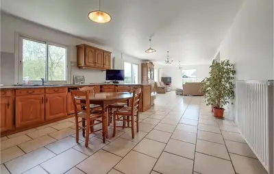 Cuisine ou kitchenette dans l'établissement Stunning Home In St Paer With Wifi
