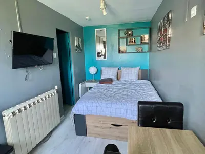 Un ou plusieurs lits dans un hébergement de l'établissement Studio cosy indépendant avec Jardin à Osny proche Cergy Pontoise