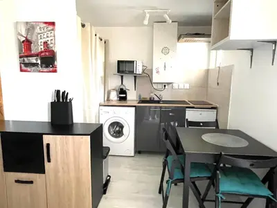 Cuisine ou kitchenette dans l'établissement Studio cosy indépendant avec Jardin à Osny proche Cergy pontoise