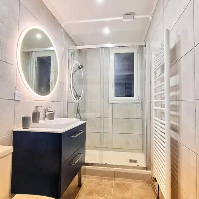 Salle de bains dans l'établissement Maison Mayel - Élégance & Nature à 30 min de Paris, proche Chantilly