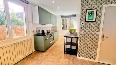 Cuisine ou kitchenette dans l'établissement Maison Mayel - Élégance & Nature à 30 min de Paris, proche Chantilly