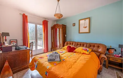 Un ou plusieurs lits dans un hébergement de l'établissement Cozy Home In Le Vaumain With Kitchen