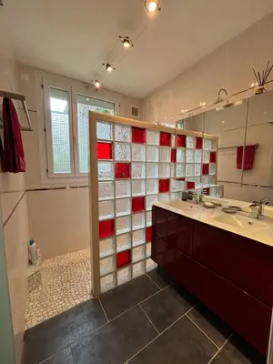 Salle de bains dans l'établissement Rez-de-chaussée de plain-pied avec parking privé au centre ville