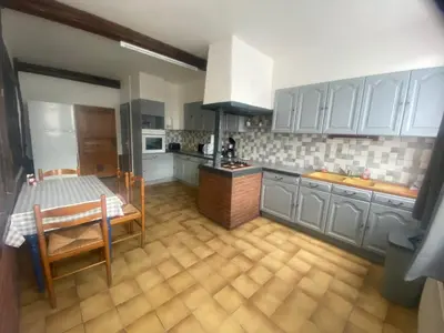 Cuisine ou kitchenette dans l'établissement Maison calme