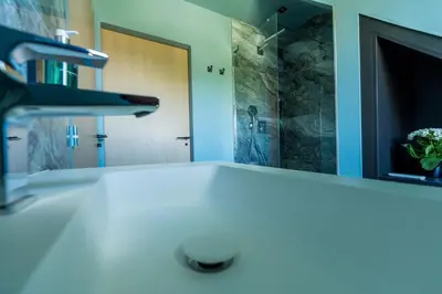 Salle de bains dans l'établissement L’Impasse