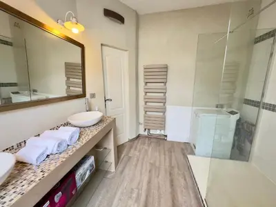 Salle de bains dans l'établissement Maison 3ch - Cinéma - Game Room - Parking - Gare