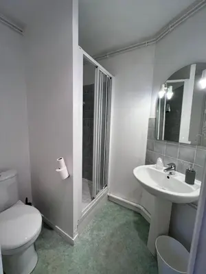 Salle de bains dans l'établissement HALTE DU VEXIN