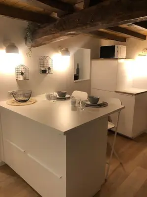 Cuisine ou kitchenette dans l'établissement Maisonnette La petite Jeanne