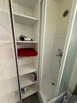Salle de bains dans l'établissement Le vallon Saint Hilaire, parking gratuit
