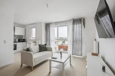 Télévision ou salle de divertissement dans l'établissement Chic and spacious apart with parking