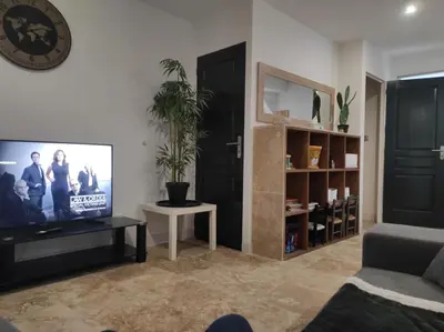 Télévision ou salle de divertissement dans l'établissement maison luxe cléo aeroport tillé 2 a 5 personnes