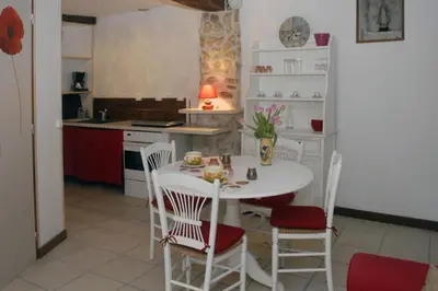 Cuisine ou kitchenette dans l'établissement Gtes Aux Portes de lEure Les Coquelicots
