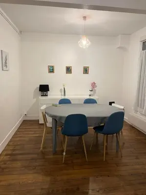 Télévision ou salle de divertissement dans l'établissement Maison indépendante Chambly 3 chambres