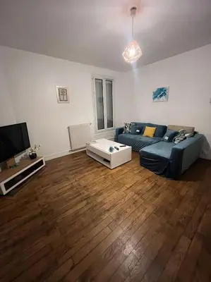 Télévision ou salle de divertissement dans l'établissement Maison indépendante Chambly 3 chambres