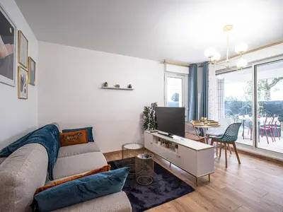 Télévision ou salle de divertissement dans l'établissement Appartement cocooning en centre-ville - Résidence le Colisée