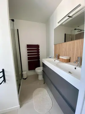 Salle de bains dans l'établissement Maison familiale avec extérieur Ménage et linges inclus
