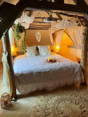 Un ou plusieurs lits dans un hébergement de l'établissement Duplex Safari jusqu'à 4 personnes, Spa, cinéma et lit sous les arbres, day use, 10 min centre