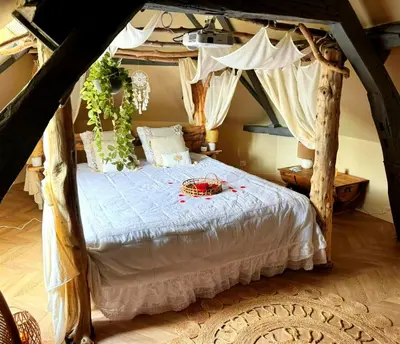 Un ou plusieurs lits dans un hébergement de l'établissement Duplex Safari jusqu'à 4 personnes, Spa, cinéma et lit sous les arbres, day use, 10 min centre