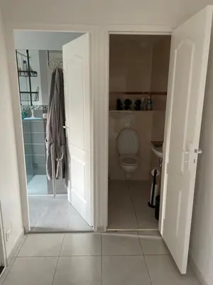 Salle de bains dans l'établissement Maison paisible avec piscine